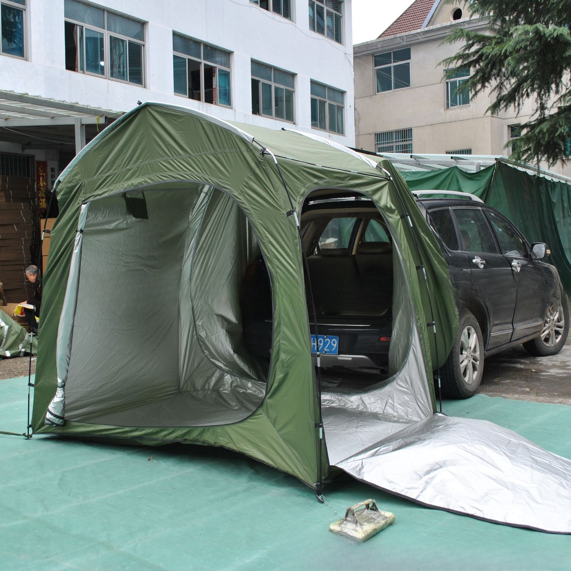 Easy to Store Full-Model Rear  - đánh giá và giá Emergency Mylar Tent